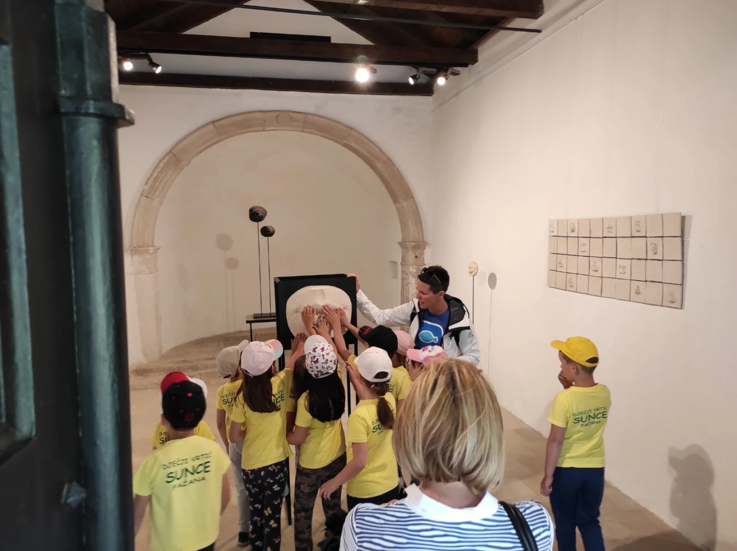 Posjet dječjeg vrtića Sunce iz Fažane izložbi „Osjetila“ na Velikom Brijunu