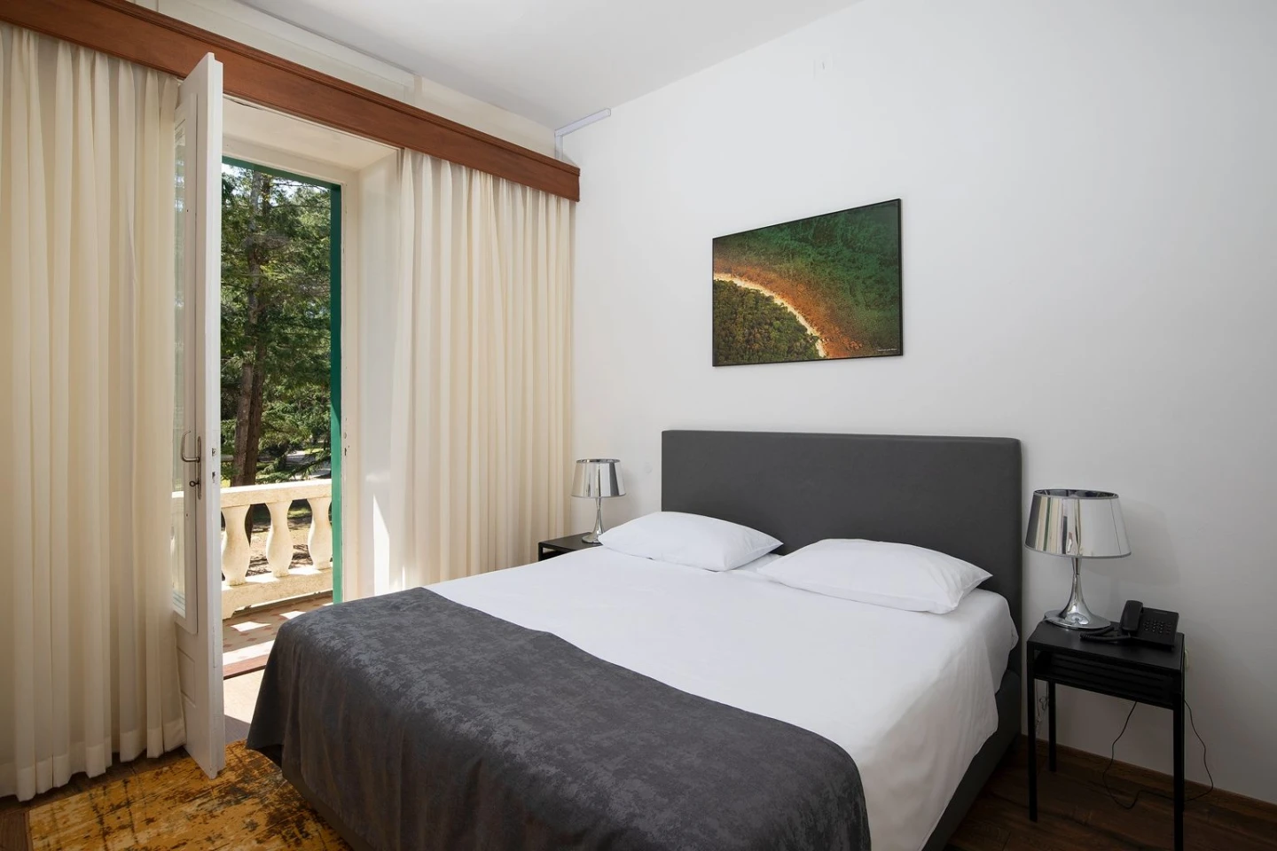 Doppelzimmer mit Balkon und Blick auf den Park