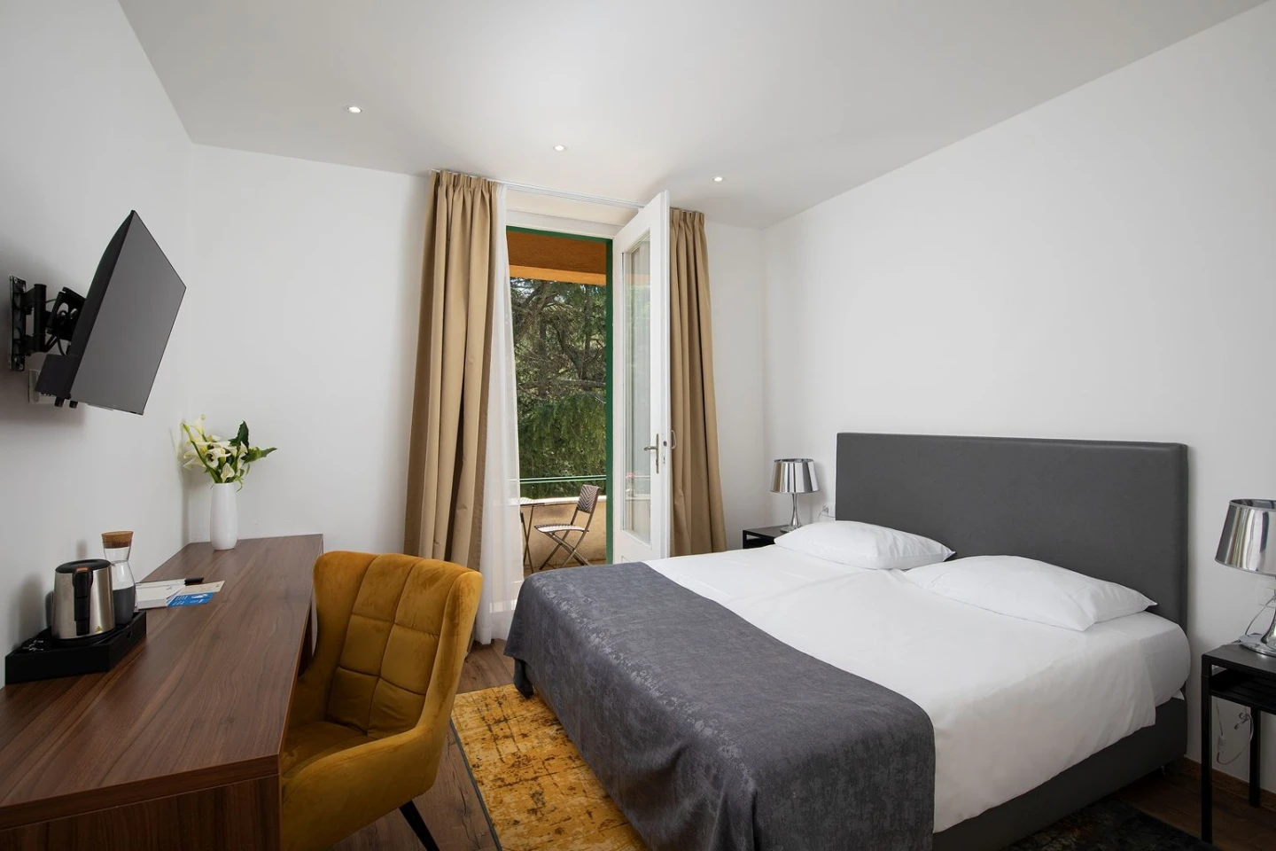 Superior Doppelzimmer mit Blick auf den Park und Balkon